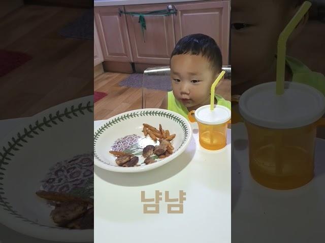 밥태기 극복을 위한 떠기의 아침메뉴는?(감튀 n 동그랑땡)