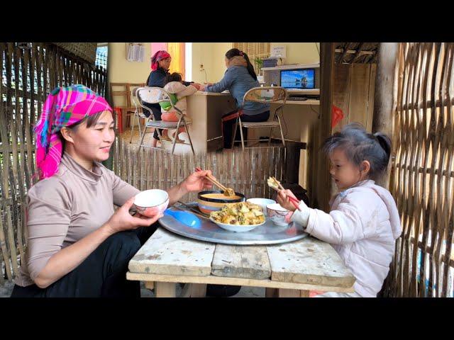 Mother and Bông eat fried spring rolls together after paying the hospital bill and starting new life