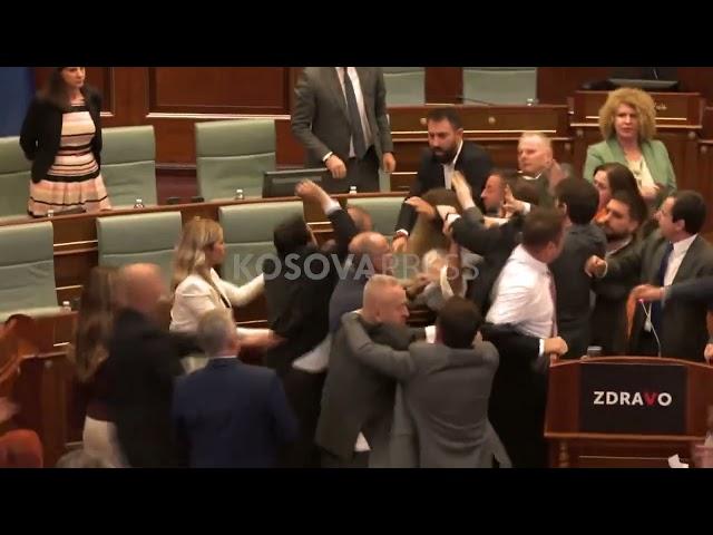 RRAHJE NË KUVEND – deputetët e pozitës e opozitës përplasen fizikisht
