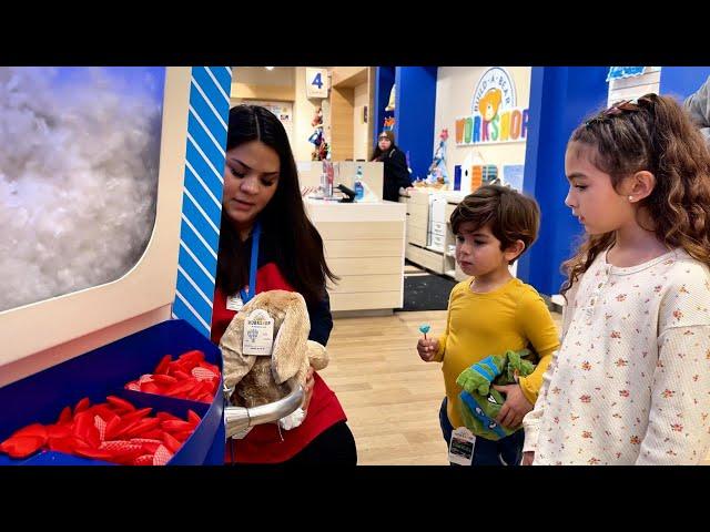 The RSG Kids | Mila and Teo build a bear!