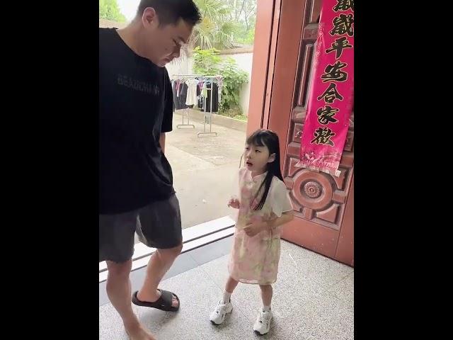 大家都别心疼她，她把她爸爸手机扔水桶里了 #罕见病女孩的生活