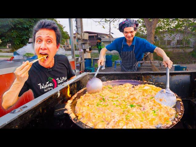 Thai Street Food - CRAZIEST Mussel Omelet Chef!! 