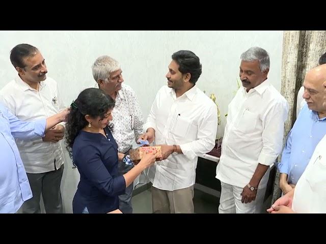 AP CM YS Jagan inaugurates book written by Sr Journalist Rehana at camp office    Tadepalli