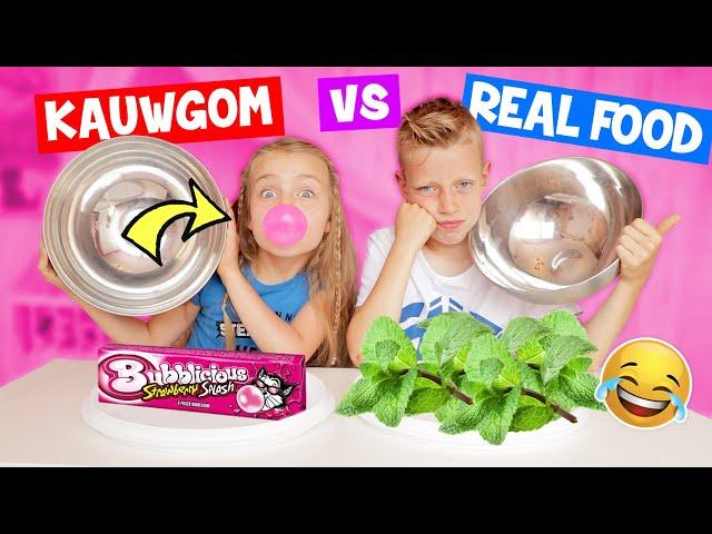 KAUWGOM vs REAL FOOD CHALLENGE!! [Zus vs Broer] DeZoeteZusjes