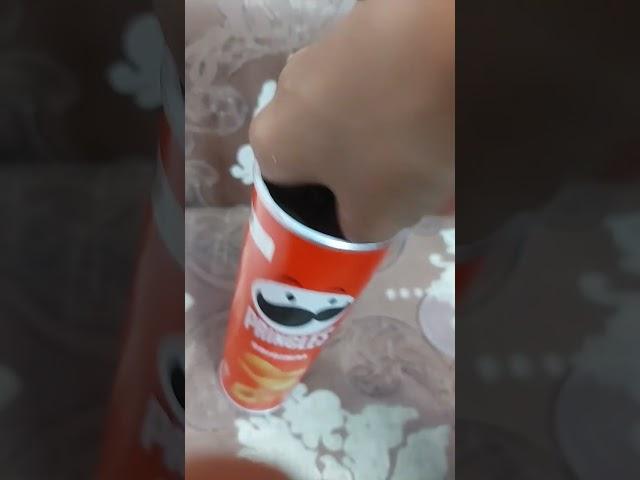 How to eat Pringles