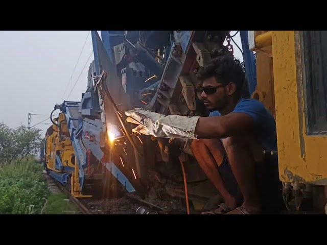 Welding job at SBCM-03/ECR/INDIA#trackmachine #railway #TrackMachines