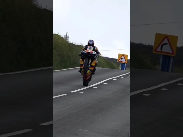 Huge wheelie - Isle of Man TT