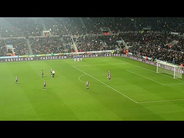 St James Park STUNNED as Lascalles put ball in own net to give Everton the lead 8/2/2022