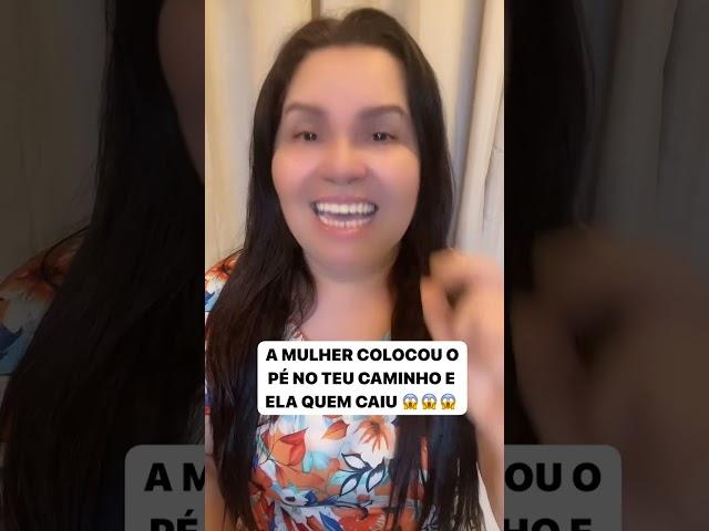 A mulher colocou o pé no teu caminho e quem caiu