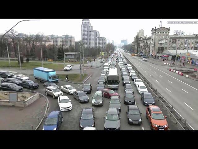 Crisi Ucraina, la grande fuga dei civili da Kiev: lunghe code di auto in uscita dalla Capitale