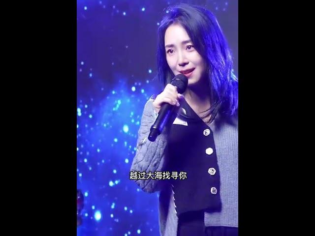 云朵宣唱歌曲《化风行万里》有人提你姓名，我假装着不在意，可心里的伤已经摸不去。