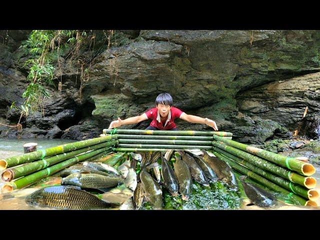 With primitive fishing skills, the boy Lam caught many big fish. | wandering boy