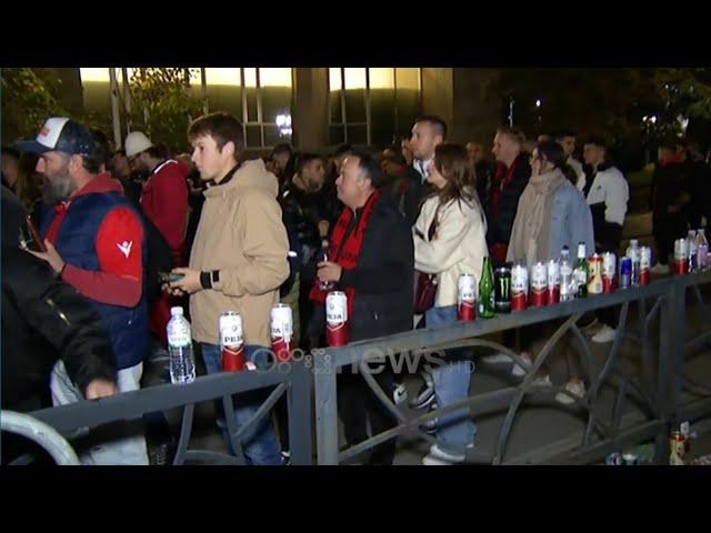 Policia u "sekuestron" tifozëve sendet e ndaluara në stadium