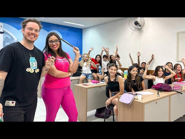 Abri uma Escola de YOUTUBERS!