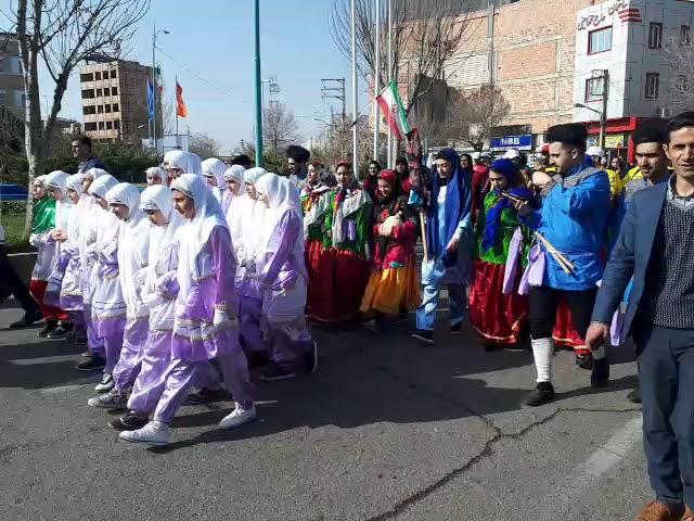 رژه تیم های خارجی مسابقات تیراندازی با کمان سنتی در ارس