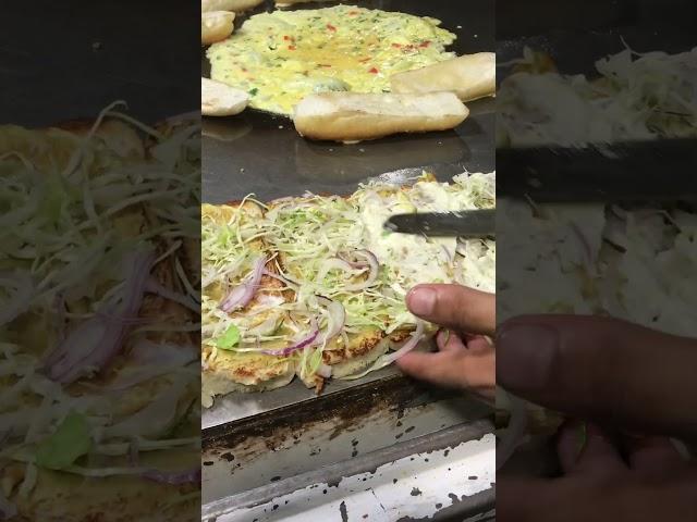 #Andy wala Burger #streetfood #lahorefood #foodiehunter #lahore #food #pakistanifood#bankstoplahore