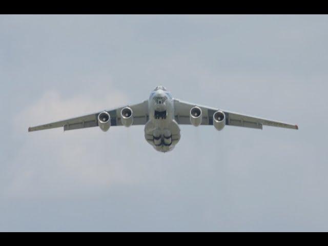 Cargo plane crosswind landing and takeoff