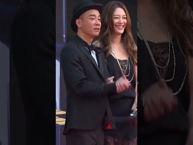 模范夫妻#陈小春 #应采儿 一见面就亲嘴，结婚多年仍在热恋！铁汉柔情最为致命，怕老婆更是因为爱老婆，曾一只脚已踏入豪门的应采儿，放弃向佐，嫁给大16岁的陈小春