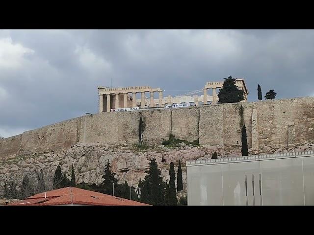 «Οι ζωές μας μετράνε»: Πανό καλλιτεχνών στην Ακρόπολη για τα Τέμπη | CNN Greece