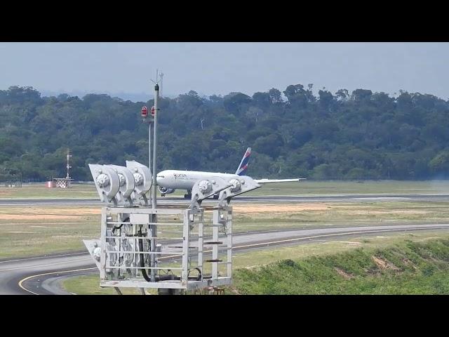 Boeing 777 in Manaus (tower view) - spotting the takeoff and landing of an airplane