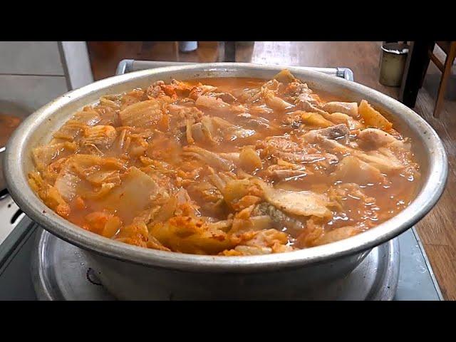 김치찌개 하나 시켰을뿐인데 반찬이 10가지! 3대 60년 전설의 곤로 김치찌개 무한리필! 인천 명월집 최신근황은? [맛있겠다 Yummy]