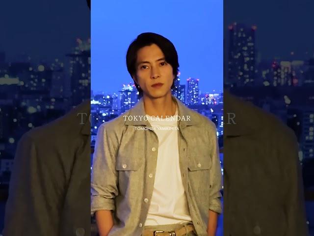 【#山下智久 さん、夜景と艶やかな姿に ˎˊ˗】スイートルームで、夜景をバックに艶やかな姿を撮影撮影中は、「まさに東京、という感じで癒されます」と、夜景を眺めていました