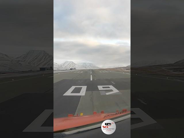 Norwegian 737 At Longyearbyen