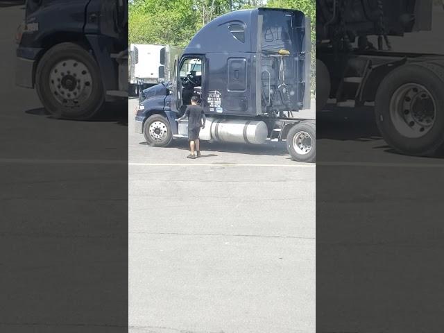 DRIVER DROP TRAILER AT A DELIVERY