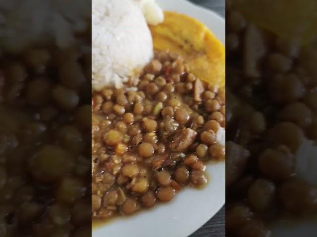 carne sudada lentejas, arroz, ensalada fría de papa y plátano