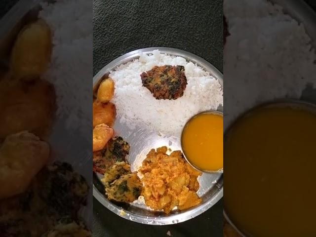 Delicious Yum Curry ,methi bhajiza ,aalu bhajiya , gulab jamun  #food #lunch #short