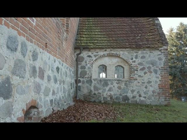 Alte Kirche mit vergessener Gruft...