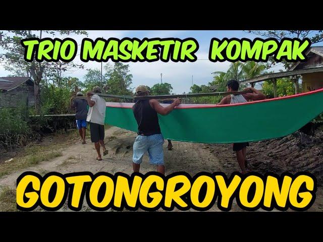 Gotongroyong‼️ menurunkan perahu @putritunggal84  dengan cara di pikul @ZDASRUN