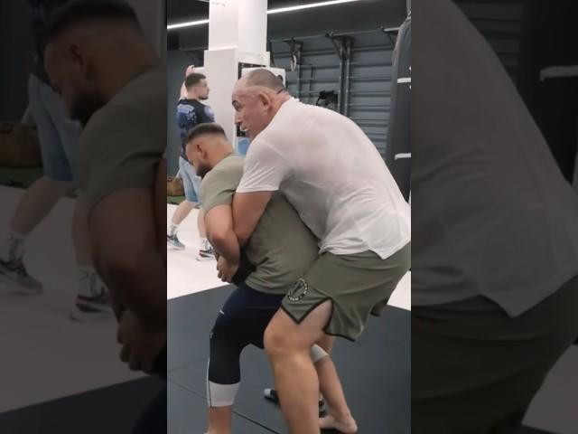 Боец UFC Алексей Олейник зашел новичку за спину #ufc #олейник #topdog #arena #нашедело #махачев