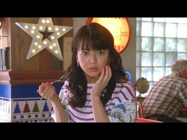 多部未華子、カフェでくつろぐも人形にからまれ驚き　NTN新CM「なんてなめらか NTN04 アメリカンカフェ」篇