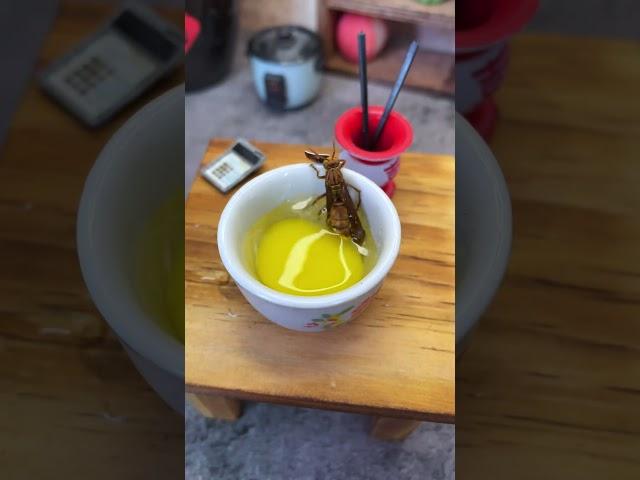 Honey bee steamed egg is so weird! #minifood #minikitchen #funnymovie #minifoodcooking