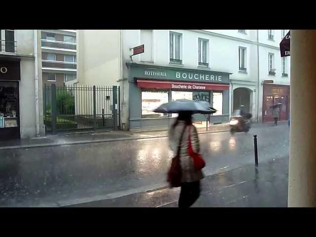 002 Llueve en París. Calle Charonne París Francia.