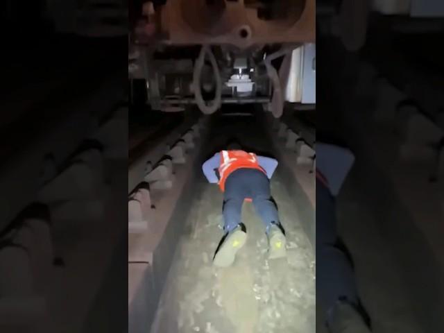 Что делать, если упал на рельсы?