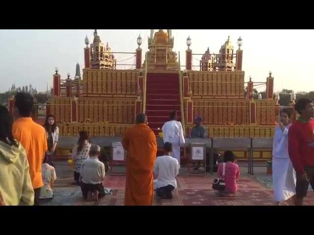 you see tour tour Thai -63 : light waving rite for worship Buddha relics at Sanam Luang, Bangkok