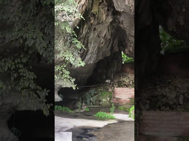 路过一个无人寺庙悬崖峭壁上的风景 废墟探险 走进大山深处 山洞