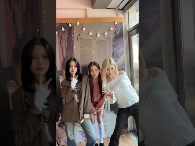 ITZY in “GOLD” POP-UP STORE #ITZY #MIDZY #ITZY_GOLD #GOLD_POPUP