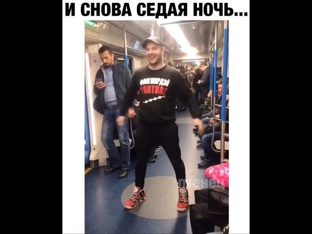 Танцы в московском метро