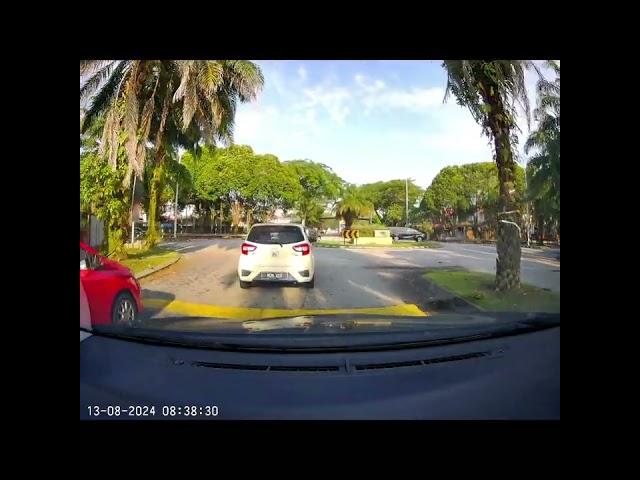 Perodua  VDY 951, IGNORE to stop at traffic  red light, and  cut queue in round about  shah alam