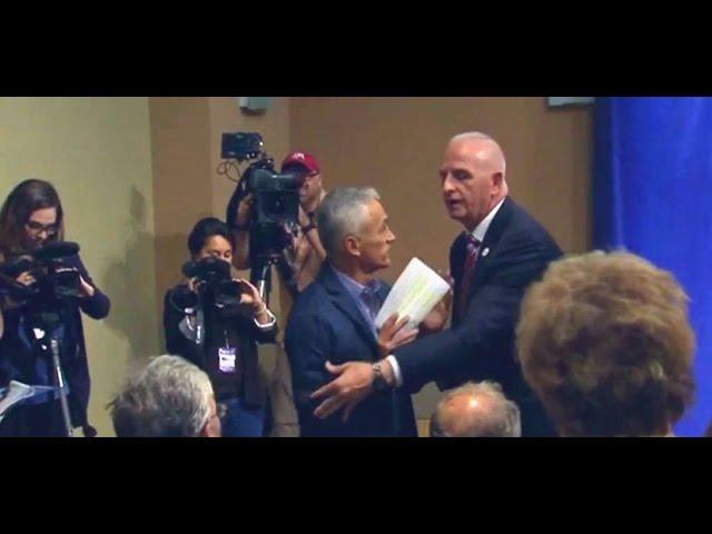 El momento en que expulsan a Jorge Ramos de conferencia de prensa de Donald Trump