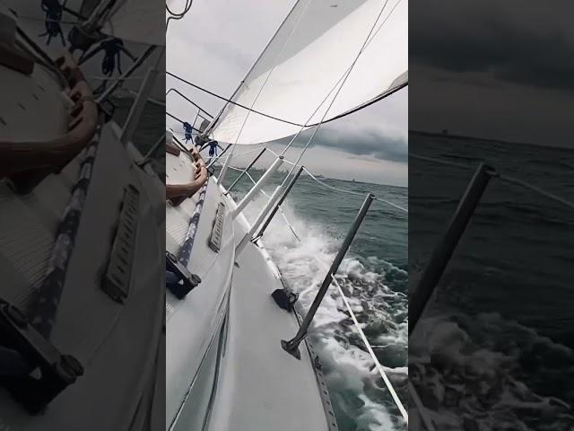 Sailing at max hull speed of 6.7 knots - stressing the rig with too much sail out ️Yikes!