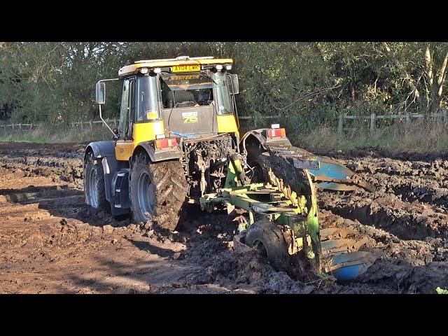 JCB FASTRAC 3170 PLOUGHING