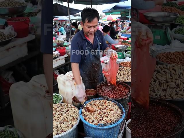 Traders here are busy selling protein-rich sago worms.@muhibbudinfood-ai