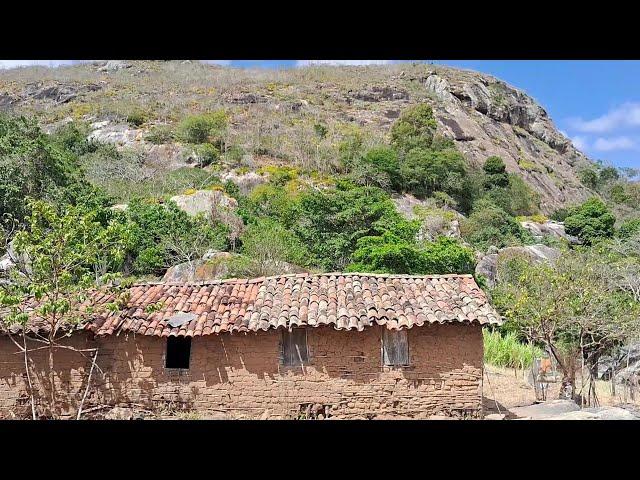 passando por uma casinha perto da colina lugar bom e tranquilo