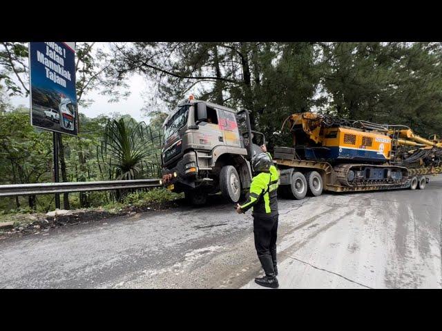 Ban Meledak Velg Hancur, Truk Trailer MAN Muatan 80 Ton Ditarik Dump Truck Fuso di Sitinjau Lauik