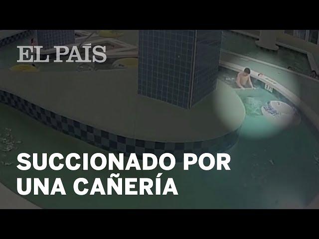 Un niño se queda atrapado en una piscina al ser succionado por una cañería