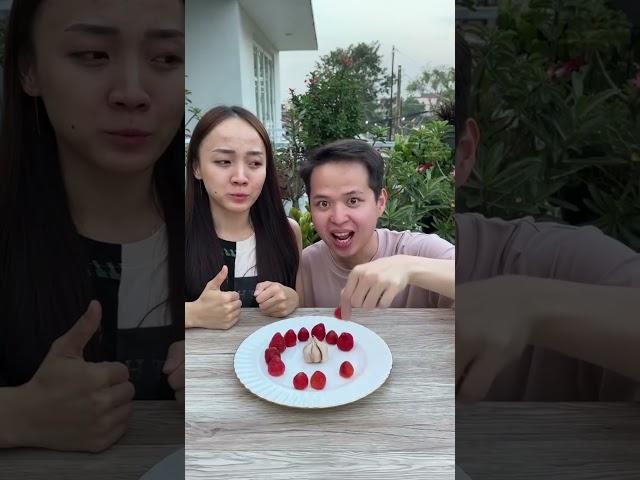 GUESS THE BAWANB INSIDE THE STRAWBERRY #sofiamfln #food #strawberry